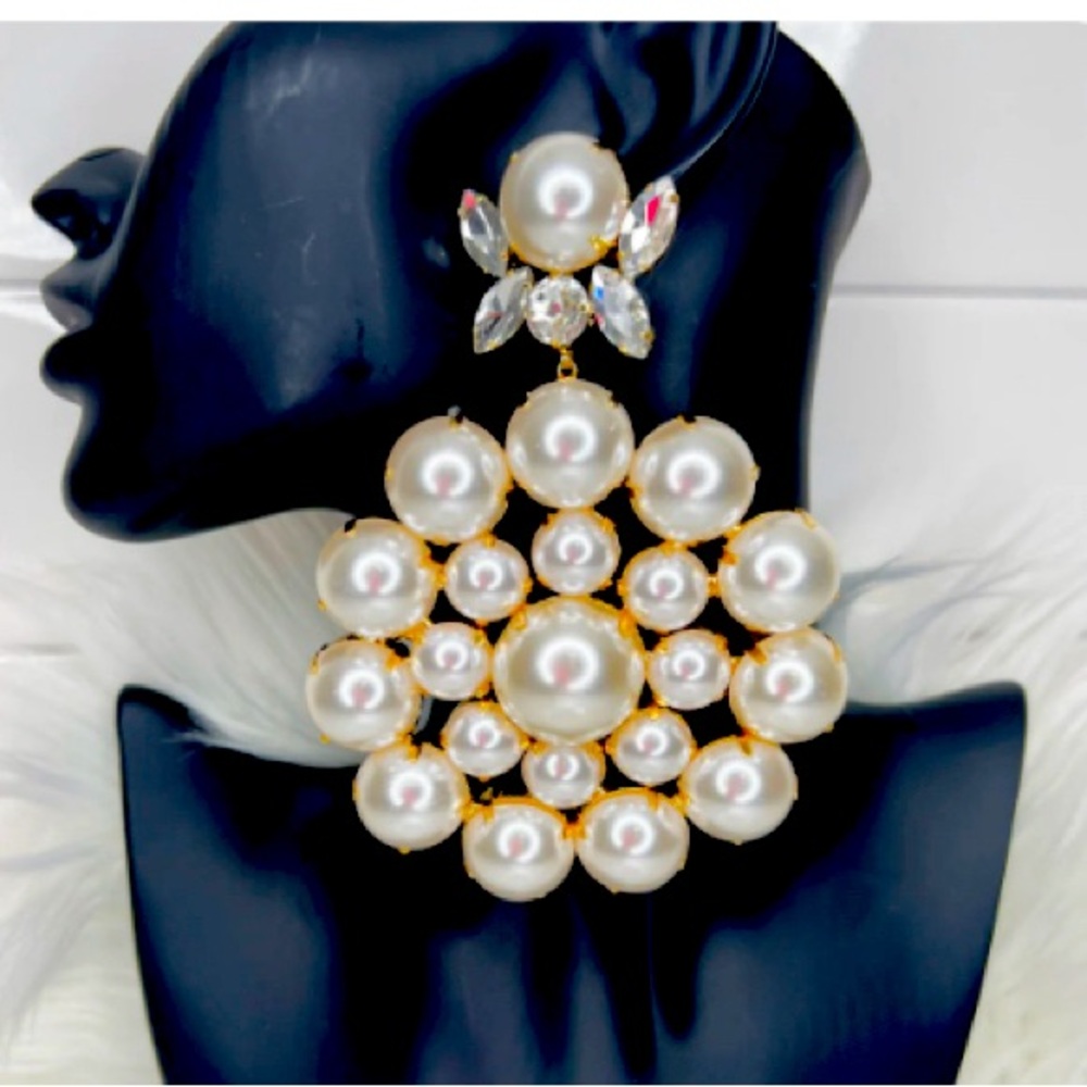 Pearl set earrings. (1 pair)